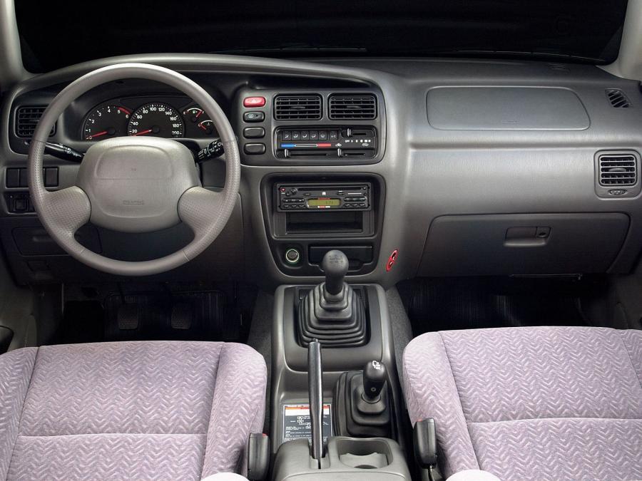  Chevrolet Tracker 2001 года  (фото 2 из 6)